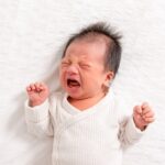 trẻ sơ sinh khóc nhiều có sao không