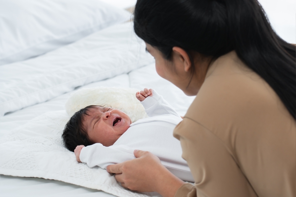 tìm hiểu trẻ sơ sinh khóc nhiều có sao không