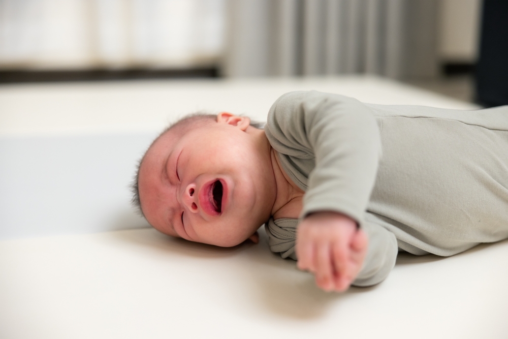 trẻ sơ sinh khóc nhiều có sao không và nguyên nhân