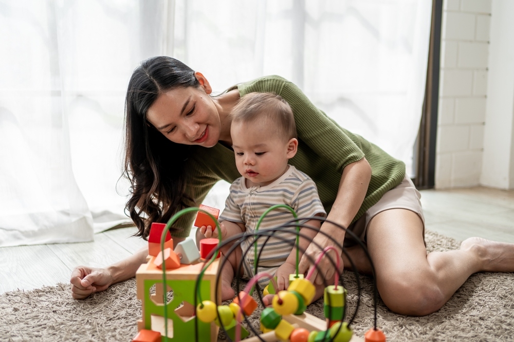 đồ chơi cho trẻ sơ sinh và lời khuyên từ chuyên gia